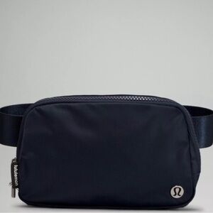 EVERYWHERE BELT BAG BLACK W/ SILVER LULU LOGO!